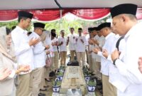 Sekjen Partai Gerindra Ahmad Muzani bersama jajaran pengurus Ziarah ke Makam Prof Suhardi. (Dok. Tim Media Gerindra)