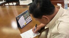 Menteri Pertahanan RI Prabowo Subianto menuliskan sebuah surat yang dilayangkan kepada Ustad Das’ad Latif. (Dok. Tim Media Prabowo Subianto) 
