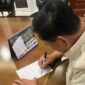 Menteri Pertahanan RI Prabowo Subianto menuliskan sebuah surat yang dilayangkan kepada Ustad Das’ad Latif. (Dok. Tim Media Prabowo Subianto) 