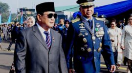 Menteri Pertahanan RI Prabowo Subianto bersama KSAU Marsekal TNI Fadjar Prasetyo menghadiri upacara peringatan HUT ke-77 TNI Angkatan Udara. (Dok. Tim Media Prabowo Subianto)
