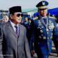 Menteri Pertahanan RI Prabowo Subianto bersama KSAU Marsekal TNI Fadjar Prasetyo menghadiri upacara peringatan HUT ke-77 TNI Angkatan Udara. (Dok. Tim Media Prabowo Subianto)