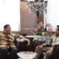Menteri Pertahanan (Menhan) RI Prabowo Subianto mengunjungi kediaman seniornya, Jenderal TNI (Purn.) A.M Hendropriyono. (Dok. Tim Media Prabowo Subianto)
 
