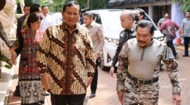 Menteri Pertahanan (Menhan) RI Prabowo Subianto mengunjungi kediaman seniornya, Jenderal TNI (Purn.) A.M Hendropriyono. (Dok. Tim Media Prabowo Subianto)
 
