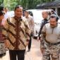 Menteri Pertahanan (Menhan) RI Prabowo Subianto mengunjungi kediaman seniornya, Jenderal TNI (Purn.) A.M Hendropriyono. (Dok. Tim Media Prabowo Subianto)
 
