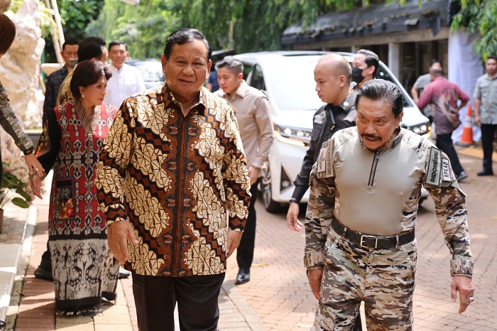 Menteri Pertahanan (Menhan) RI Prabowo Subianto mengunjungi kediaman seniornya, Jenderal TNI (Purn.) A.M Hendropriyono. (Dok. Tim Media Prabowo Subianto)
 
