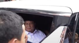 Ketua Umum Partai Gerindra Prabowo Subianto diajak warga Selfie hingga Sebut Presiden Masa Depan di DPP PAN. (Dok. Tim Media Prabowo Subianto)

