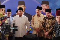 Menteri Pertahanan Prabowo Subianto bersama Presiden Dunia Melayu Dunia Islam (DMDI), Tun Sri Setia H Mohammad Ali bin Mohammad Rustam. (Dok. Tim Media Prabowo Subianto)