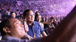 Menteri Pertahanan Prabowo Subianto menghadiri Konser 3 Dekade Perjalanan Cinta Ari Lasso, Jakarta, Sabtu malam, 8 Juli 2023. (Instagram.com/@prabowo)
