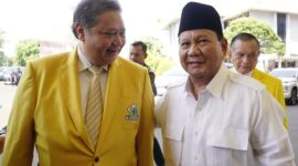 Ketua Umum Partai Gerindra Prabowo Subianto bersama Ketua Umum Golkar Airlangga Hartarto dalam acara tasyakuran HUT ke-59 Golkar. (Dok. Tim Media Prabowo Subianto)