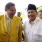 Ketua Umum Partai Gerindra Prabowo Subianto bersama Ketua Umum Golkar Airlangga Hartarto dalam acara tasyakuran HUT ke-59 Golkar. (Dok. Tim Media Prabowo Subianto)