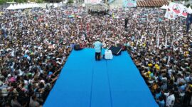 Calon presiden nomor urut 2, Prabowo Subianto menyapa puluhan ribu masyarakat Sulawesi Utara dalam acara yang digelar di Lapangan Schwarz, Langowan. (Dok. TKN Prabowo Gibran)

