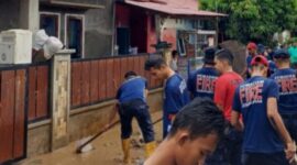 Banjir Kota Padang telah surut, warga bersama tim gabungan melakukan pembersihan lingkungan. (Dok. BPBD Kota Padang)
