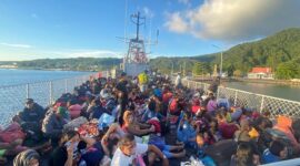 Tim satgas gabungan penanganan bencana erupsi Gunungapi Ruang terus melakukan upaya penyelamatan warga terdampak Erupsi Gunungapi Ruang. (Dok. TNI AL)