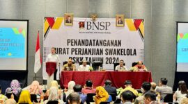Foto: Badan Nasional Sertifikasi Profesi (BNSP) melaksanakan penandatanganan Surat Perjanjian Swakelola Program Sertifikasi Kompetensi Kerja (PSKK) di Hotel Harris Gubeng, Surabaya, pada Senin, 20 Mei 2024. (Doc.BNSP)